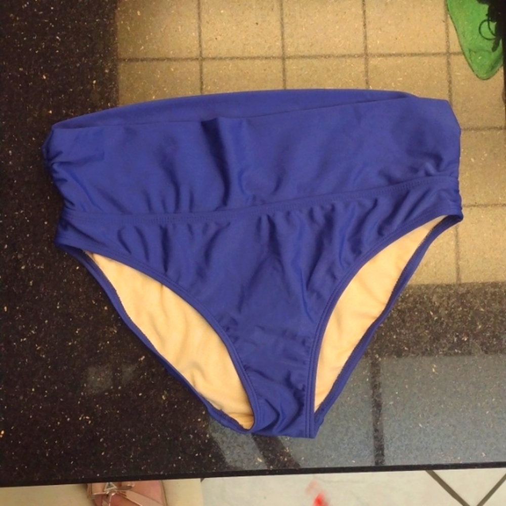 Old Navy Bathing suit bottoms size: medium
